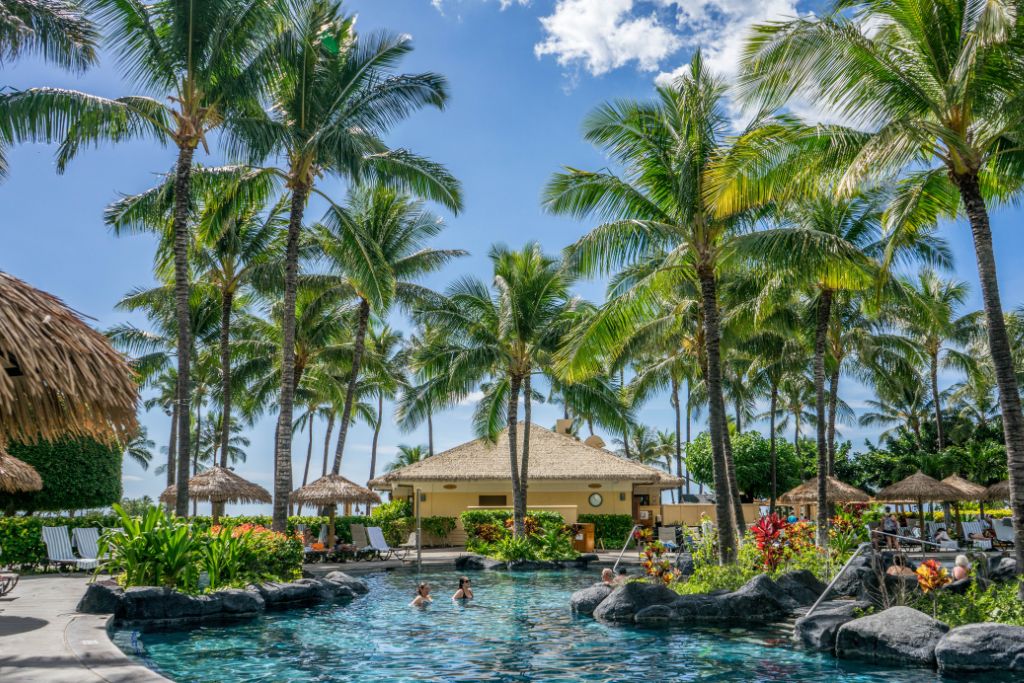 Find the perfect resort in Hawaii for your romantic elopement 
